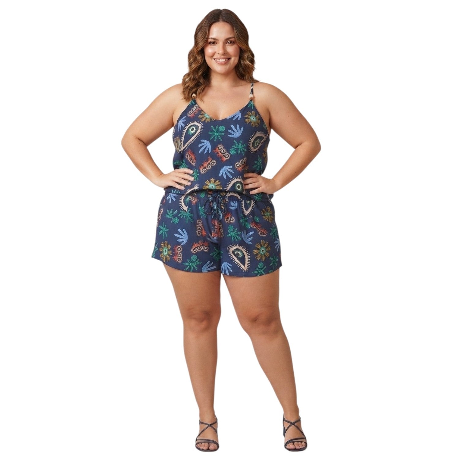 COMPLETO FANTASIA CON DETTAGLI PIETRE BRETELLE E LACCETTO SHORTS