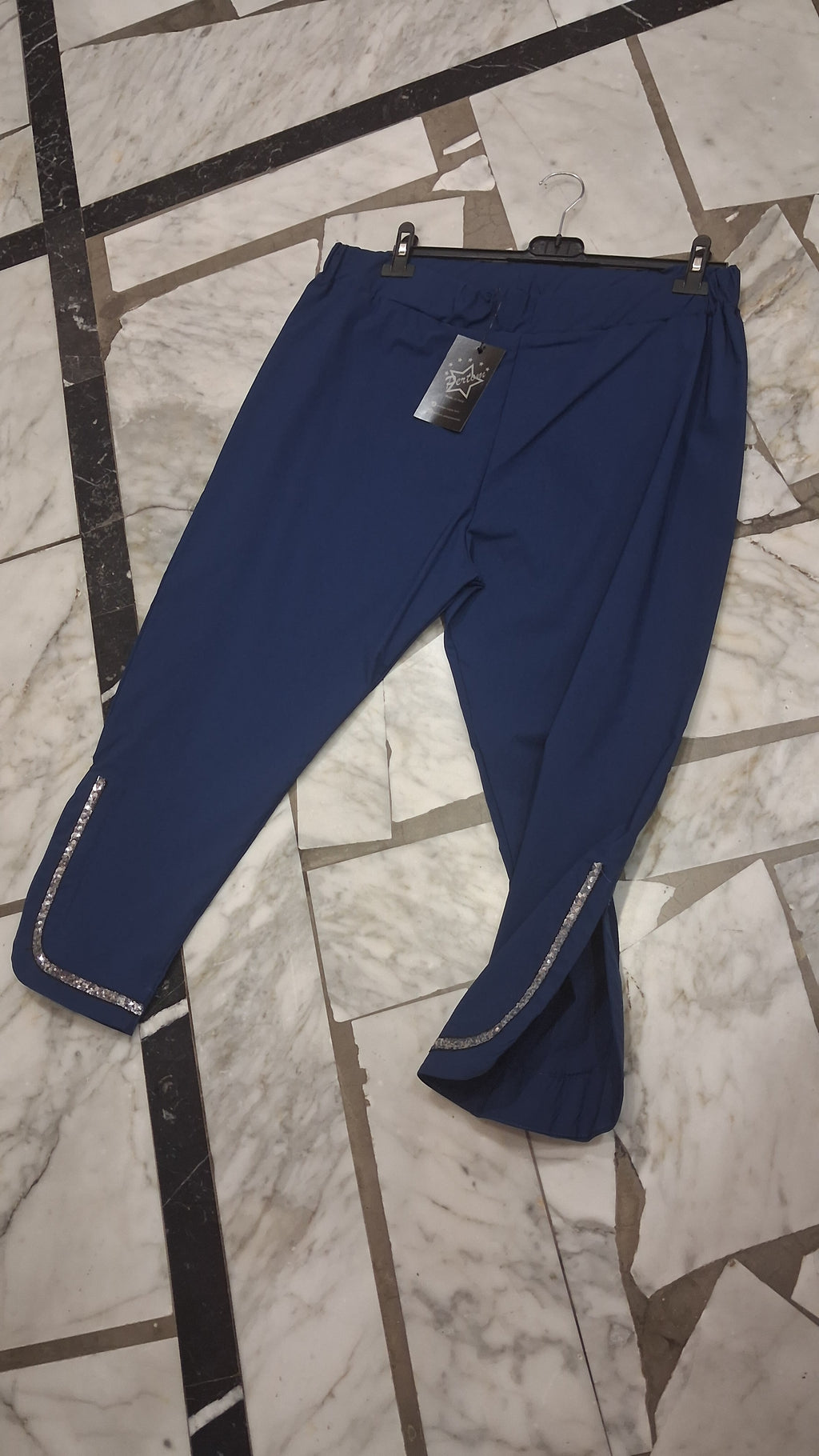 PANTALONE CAPRI CON DETTAGLIO PAIETTES ARGENTO E SPACCHI LATERALI BY PERTOM