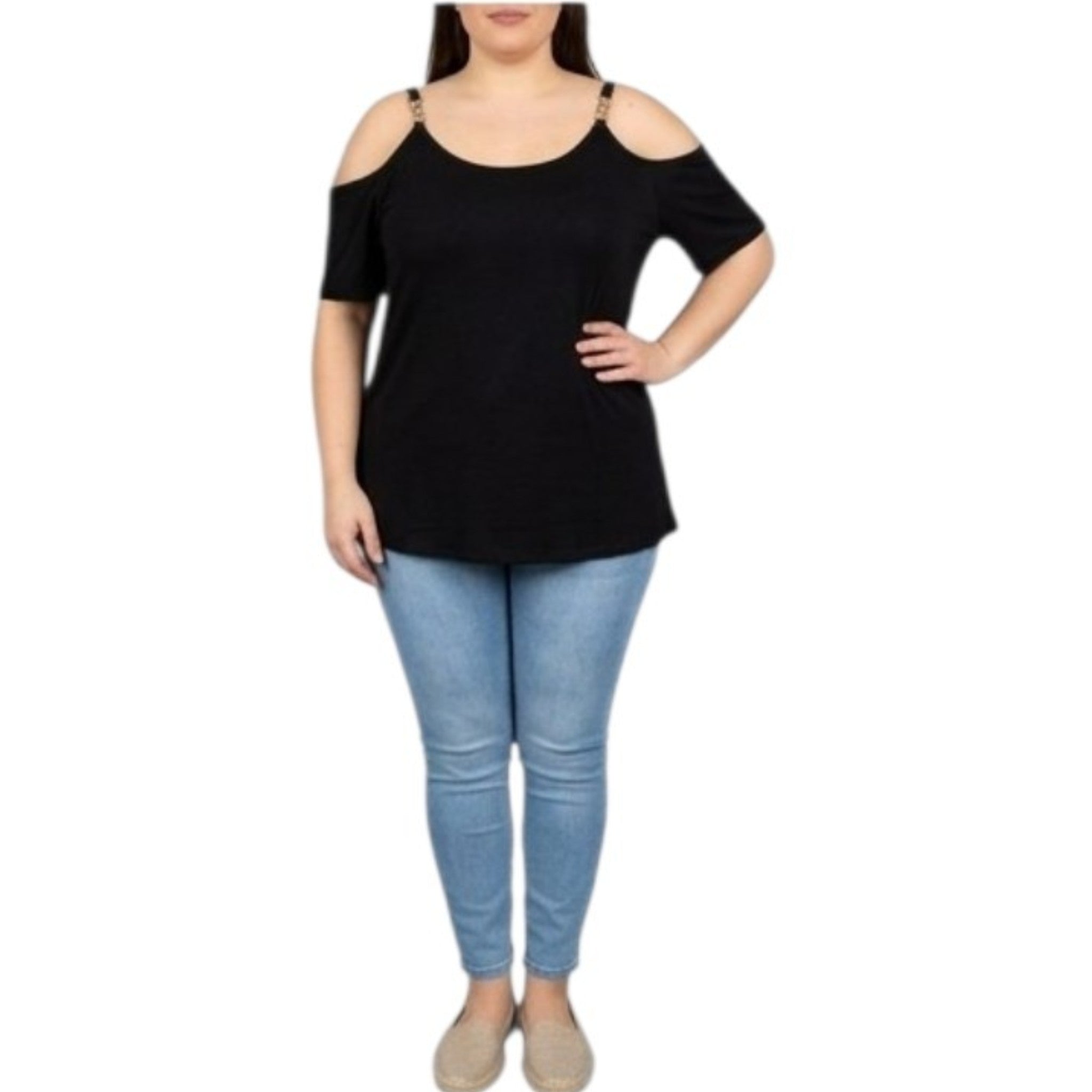 MAGLIA A MANICHE CORTE CON DESIGN "COLD SHOULDER" (SPALLE SCOPERTE). CON DETTAGLIO SPALLINA DECORATIVA COLOR ORO CON STRASS