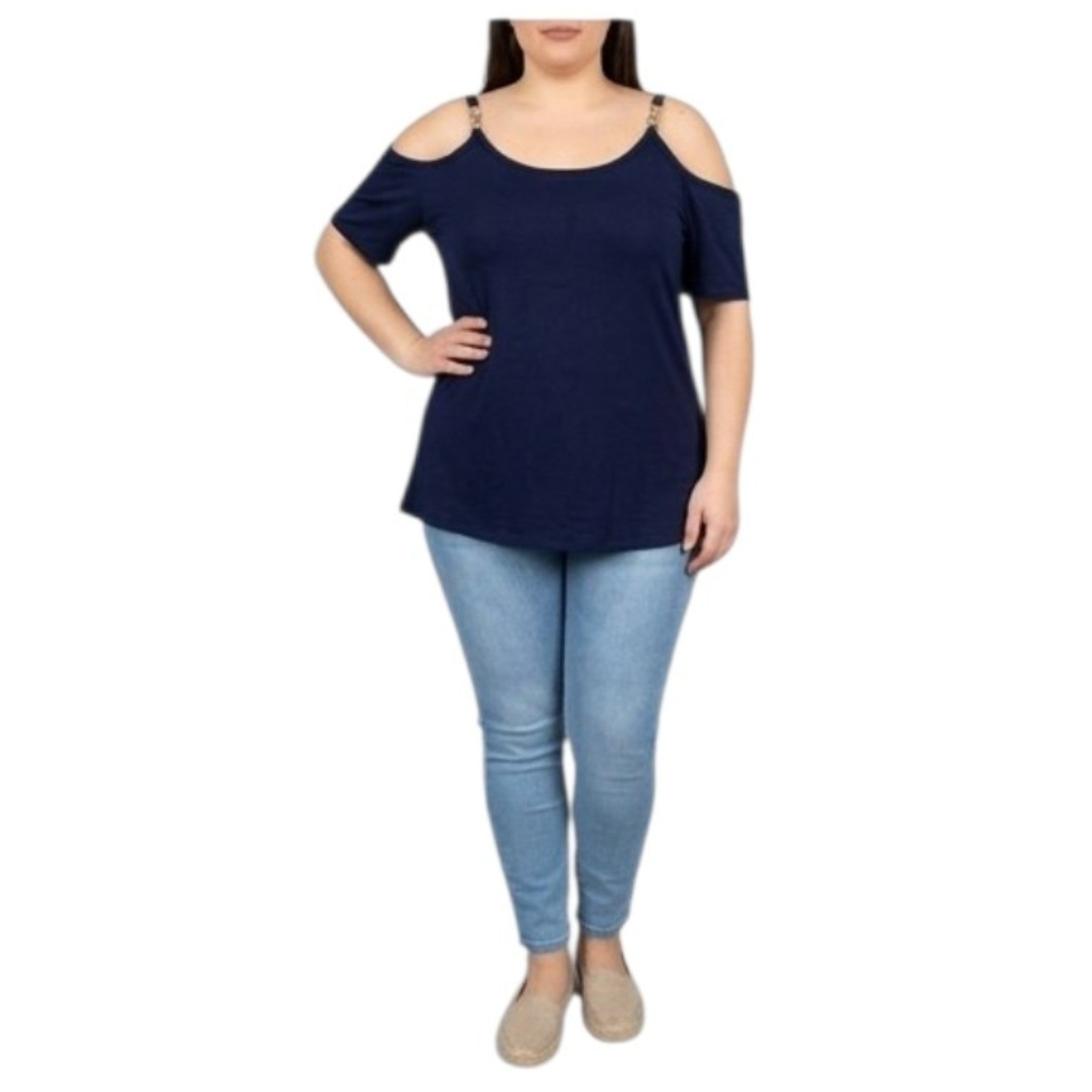 MAGLIA A MANICHE CORTE CON DESIGN "COLD SHOULDER" (SPALLE SCOPERTE). CON DETTAGLIO SPALLINA DECORATIVA COLOR ORO CON STRASS